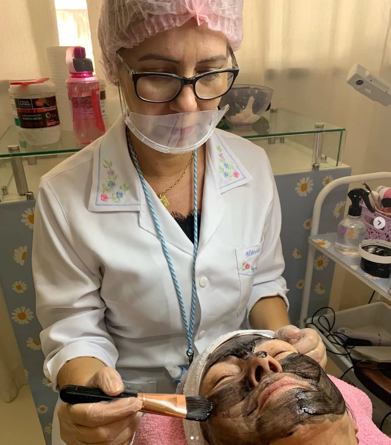 Márcia realizando a aplicação de uma máscara facial