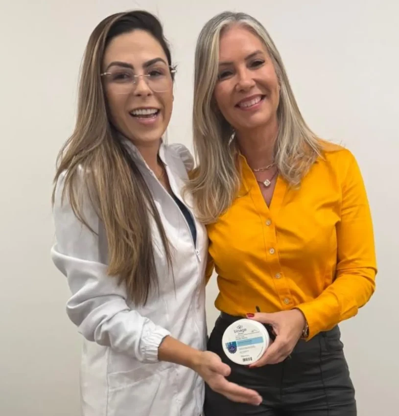 Márcia ao lado de outra profissional em um momento de aprendizado